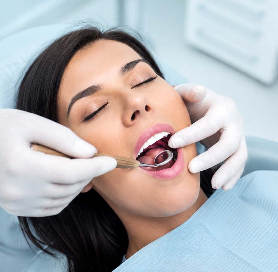 Atención personalizada Clínica Dental Santana Paciente relajada durante revisión dental.